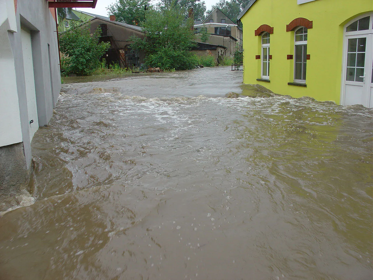 August 2010 — das Wasser reicht bis an die Gebäude in Oppach