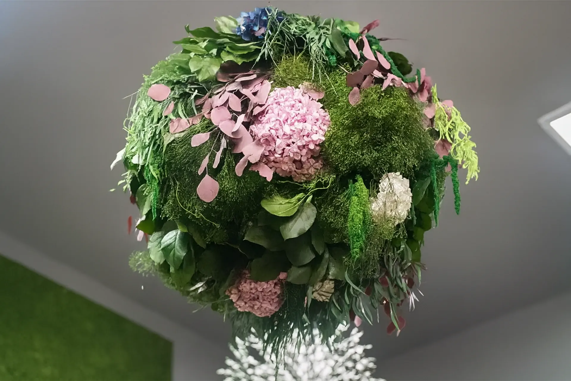Hanging Garden Hängende Moosinstallation Blumen — Deckenbegrünung von MOOSMOOS