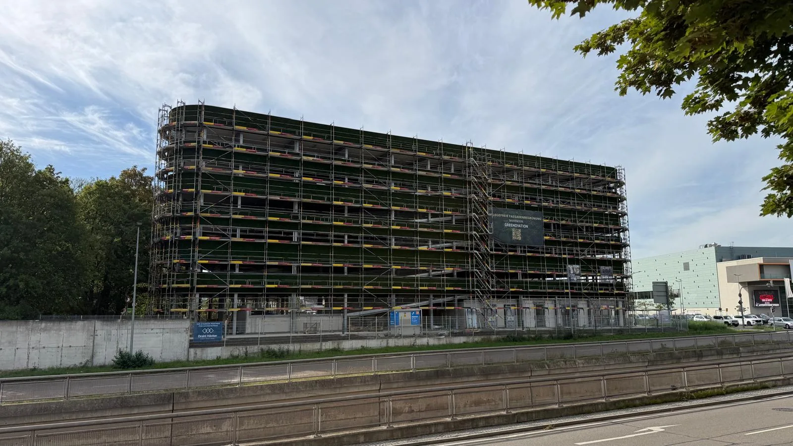 Die Montage der Moosfassade am Parkhaus in Neu-Ulm