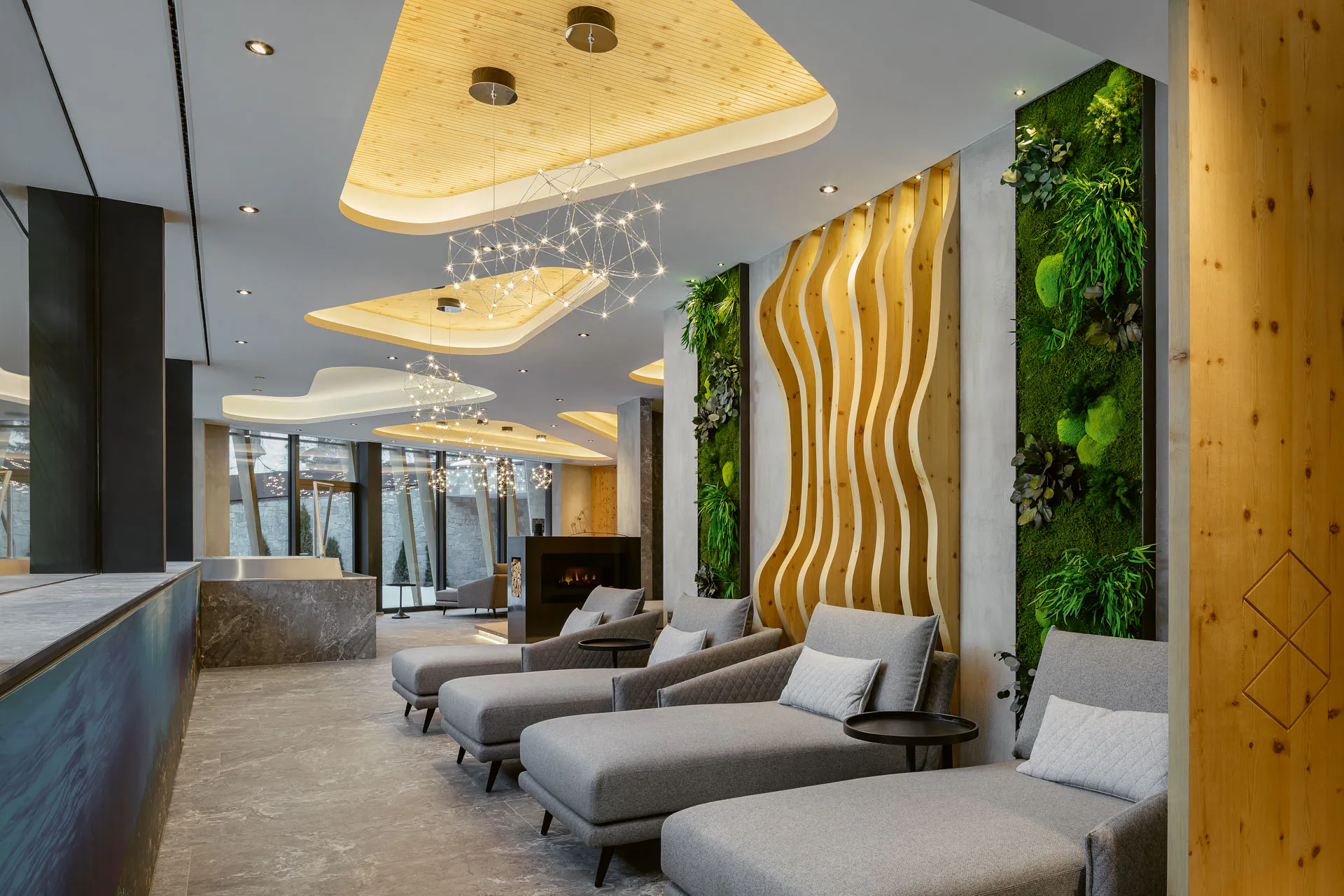 Blumenwand im Hotel-Spa — pflegefreie Natur im Wellnessbereich