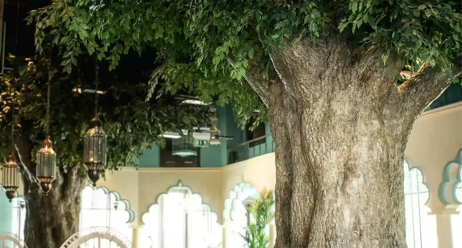 Großer Kunstbaum XXL als Laubbaum in Empfangshalle — ArtTree von MOOSMOOS