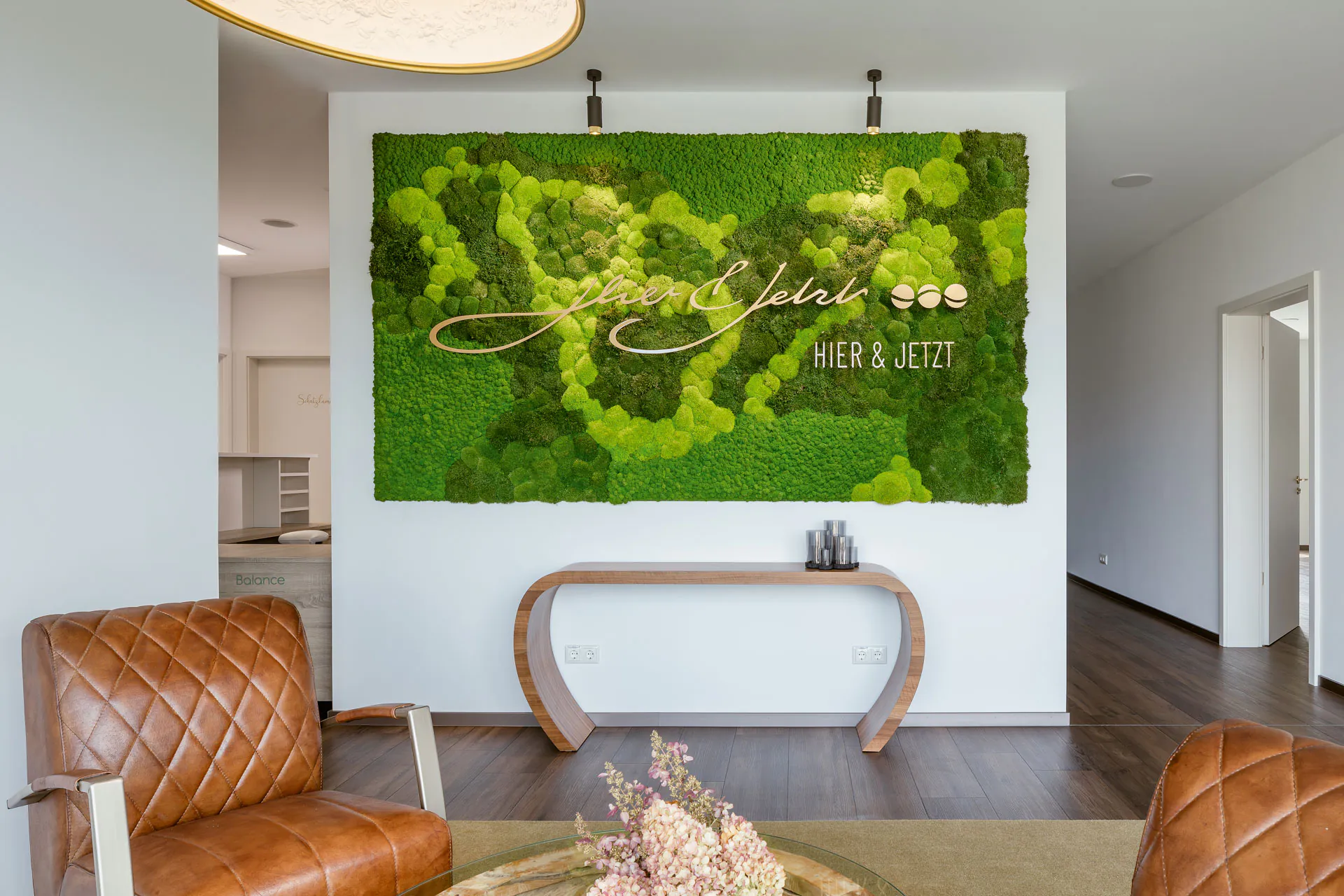 Logo Aus Moos Empfang Showroom — Logo aus Moos von MOOSMOOS