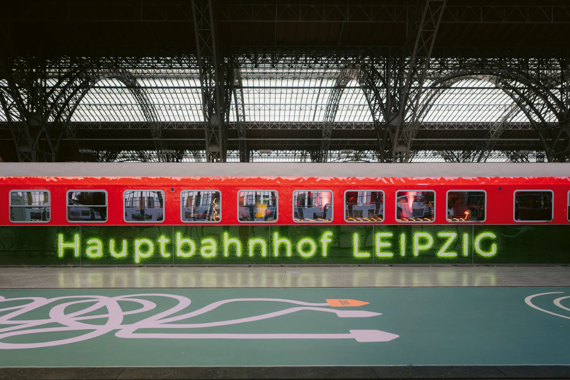 Logo Aus Moos Hauptbahnhof Leipzig Bahn — Logo aus Moos von MOOSMOOS