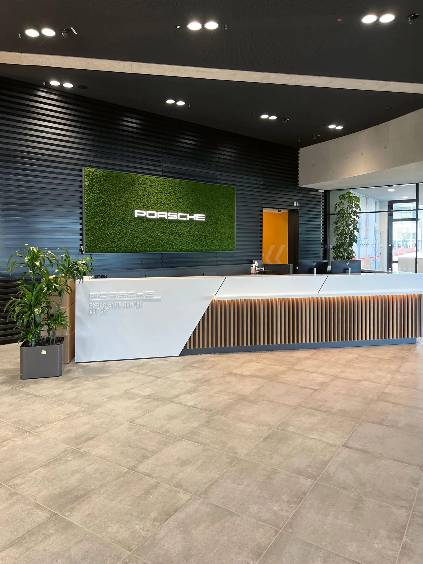 Logo Aus Moos Porsche Showroom Empfang — Logo aus Moos von MOOSMOOS