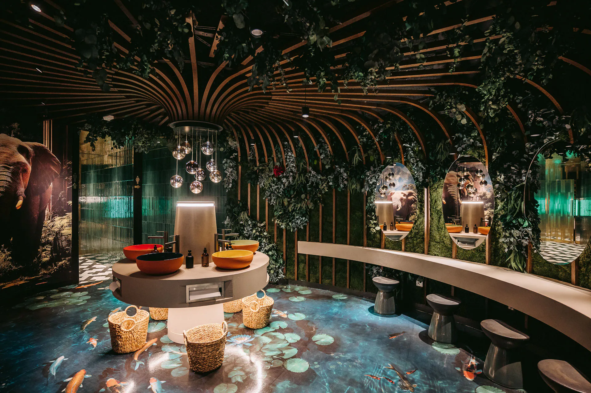 Botanical Sky — Dschungeldecke über einem Restaurant