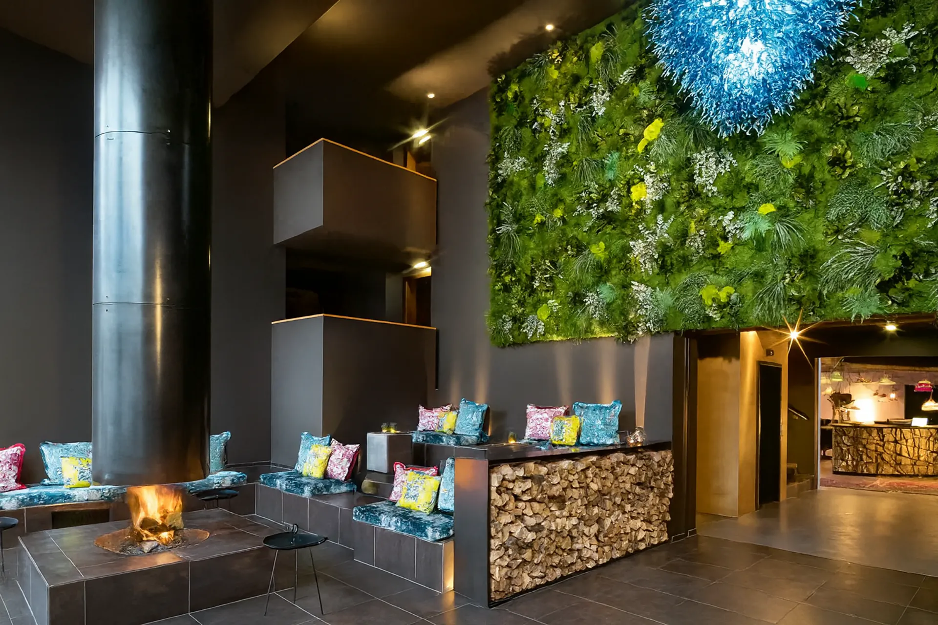 Botanical Sky Lobby Hanging Garden Hotel — Deckenbegrünung von MOOSMOOS