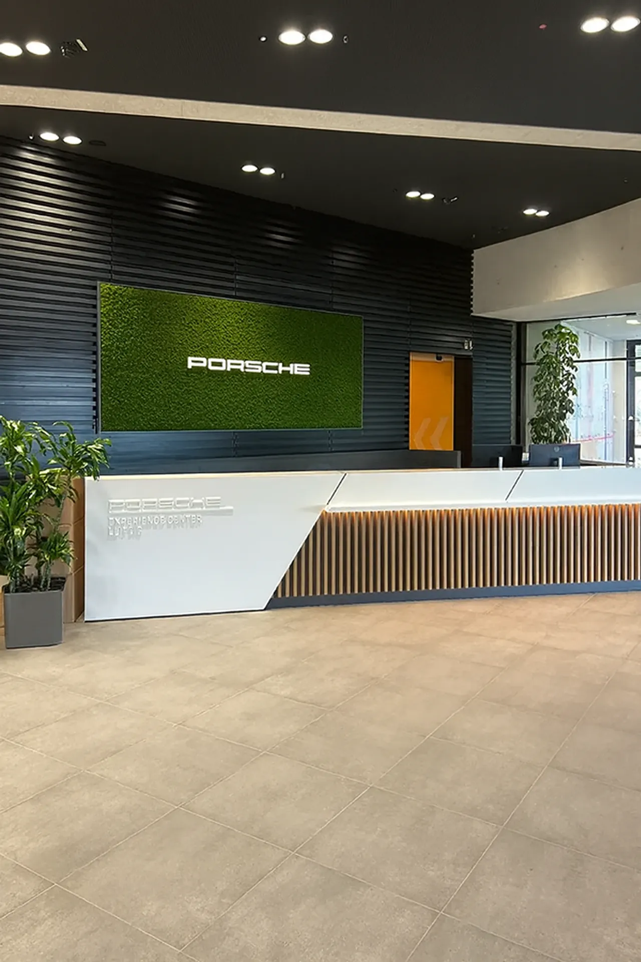 Logo aus Moos Porsche Empfang Showroom — Logo aus Moos von MOOSMOOS