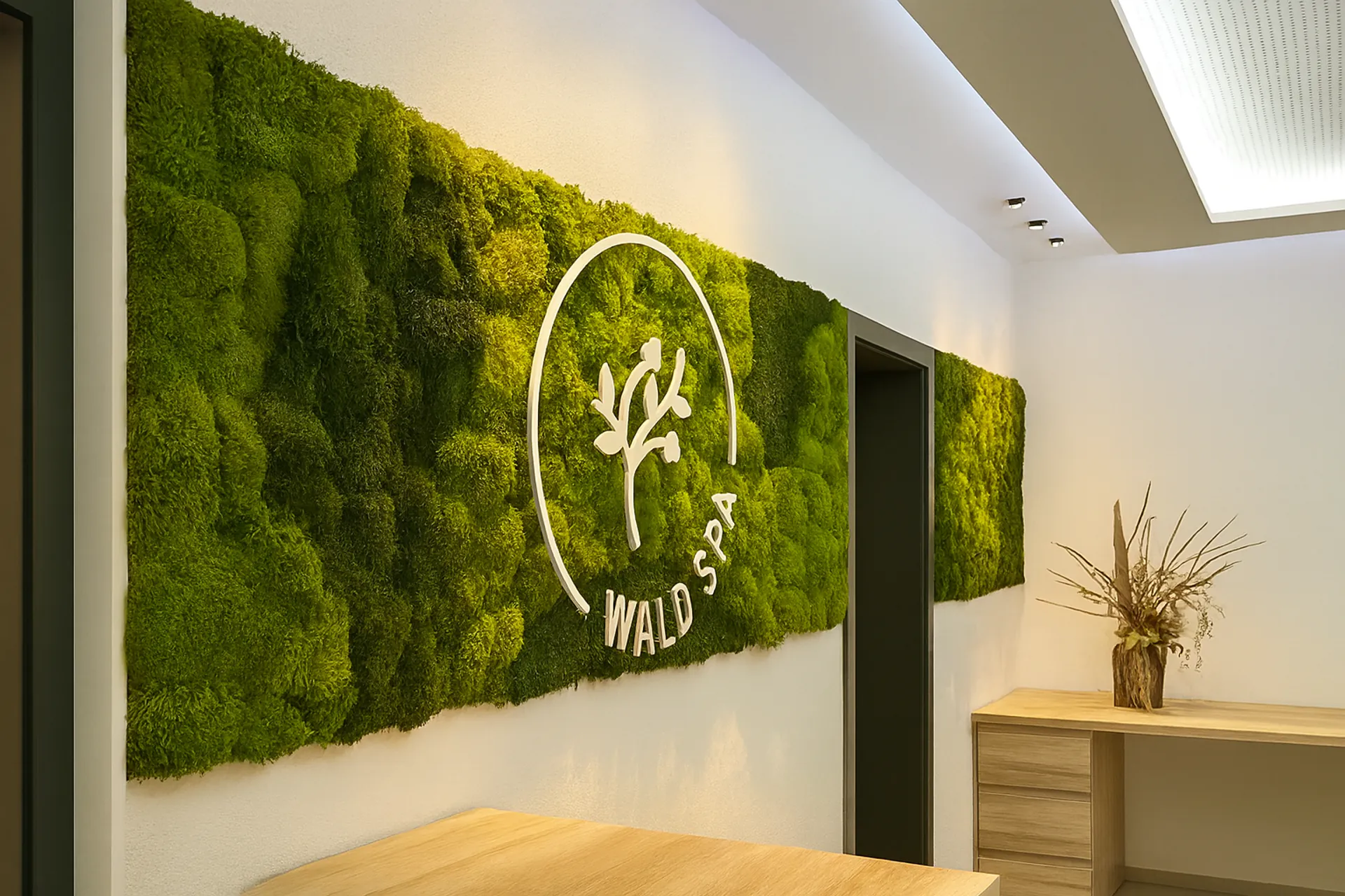 Logo aus Moos Showroom Logo Empfang — Logo aus Moos von MOOSMOOS