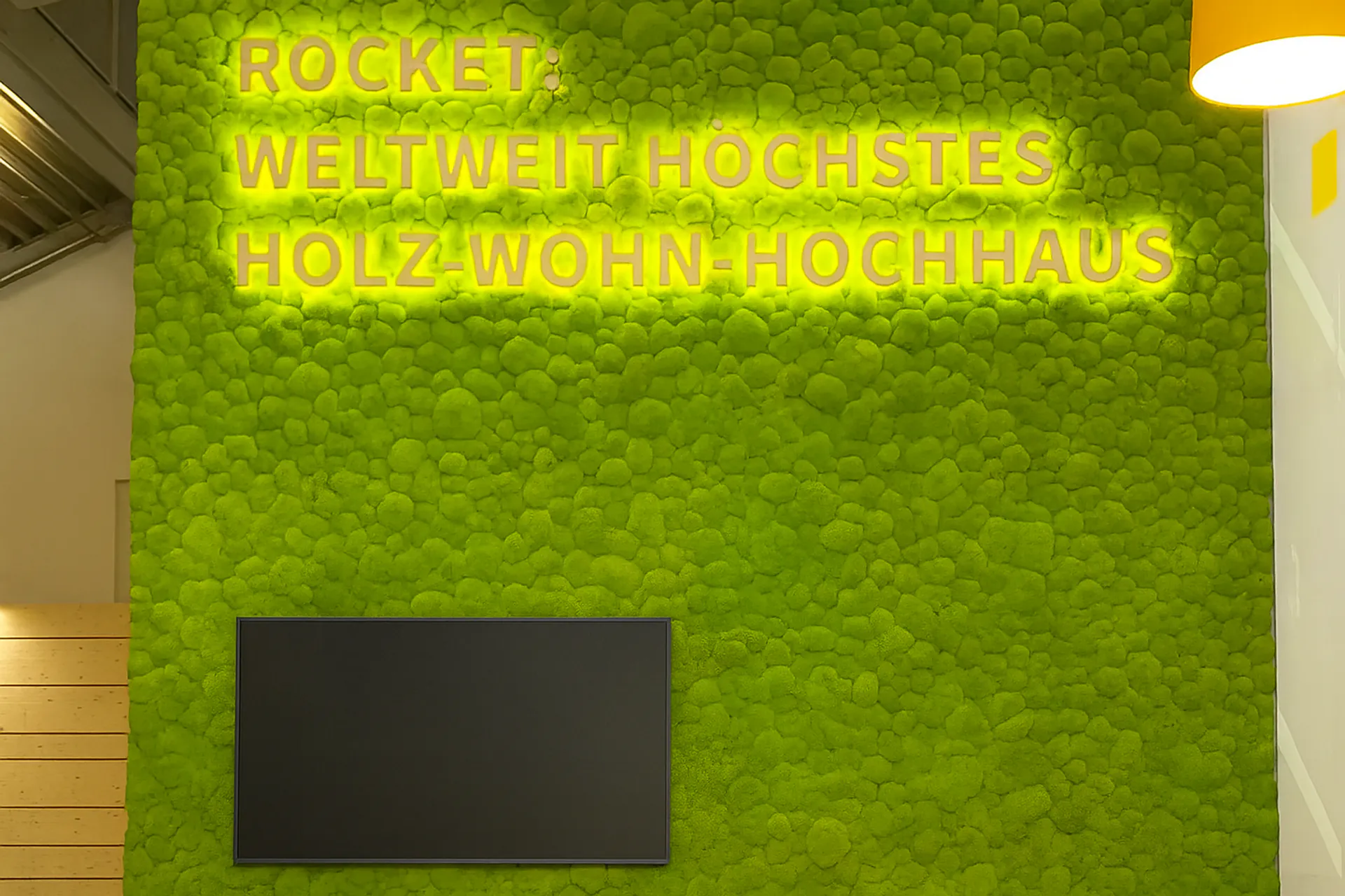 Logo aus Moos Showroom Neon Logo — Logo aus Moos von MOOSMOOS