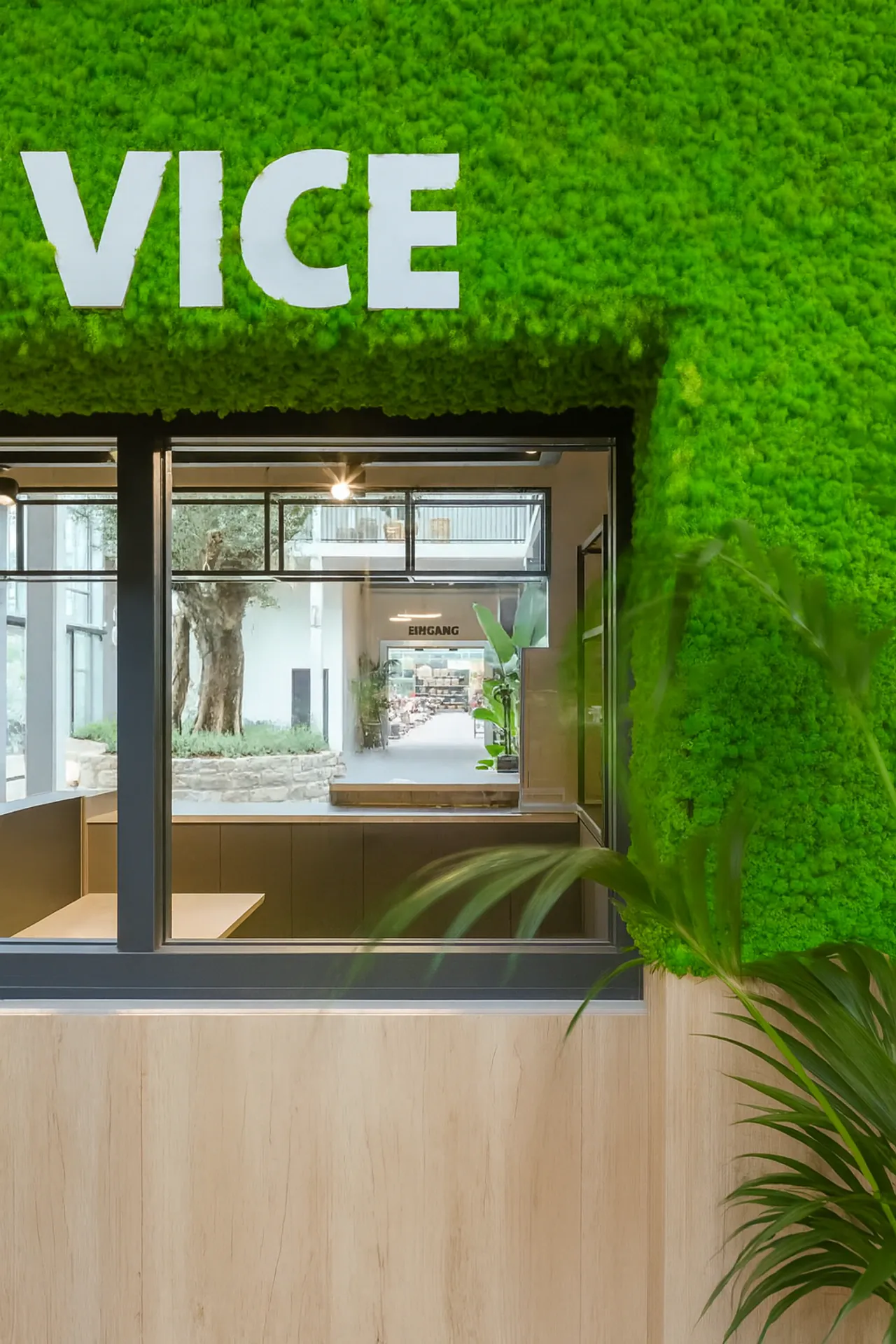 Logo aus Moos Showroom Schriftzug Moos — Logo aus Moos von MOOSMOOS