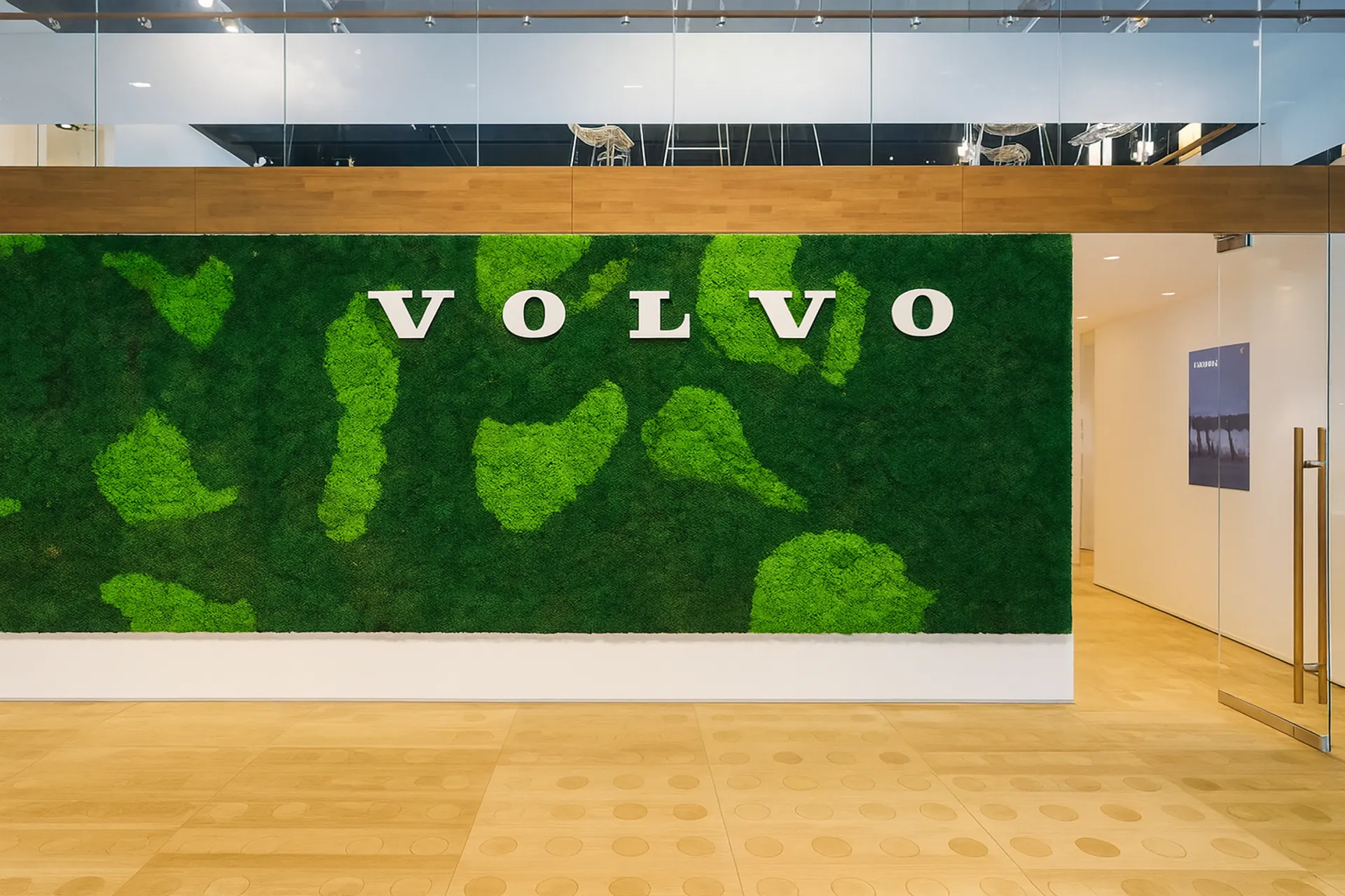 Logo aus Moos Volvo Showroom Empfang — Logo aus Moos von MOOSMOOS