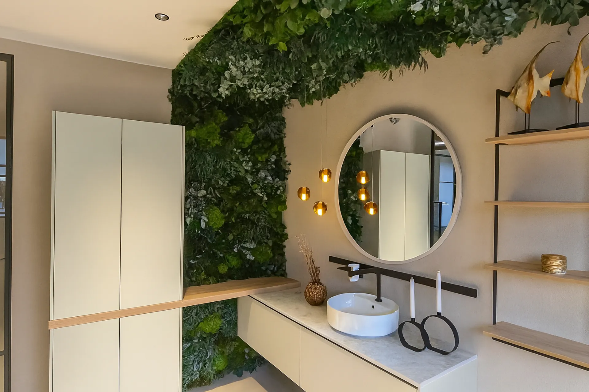 Moosdecke Modernes Badezimmer Showroom — Deckenbegrünung von MOOSMOOS