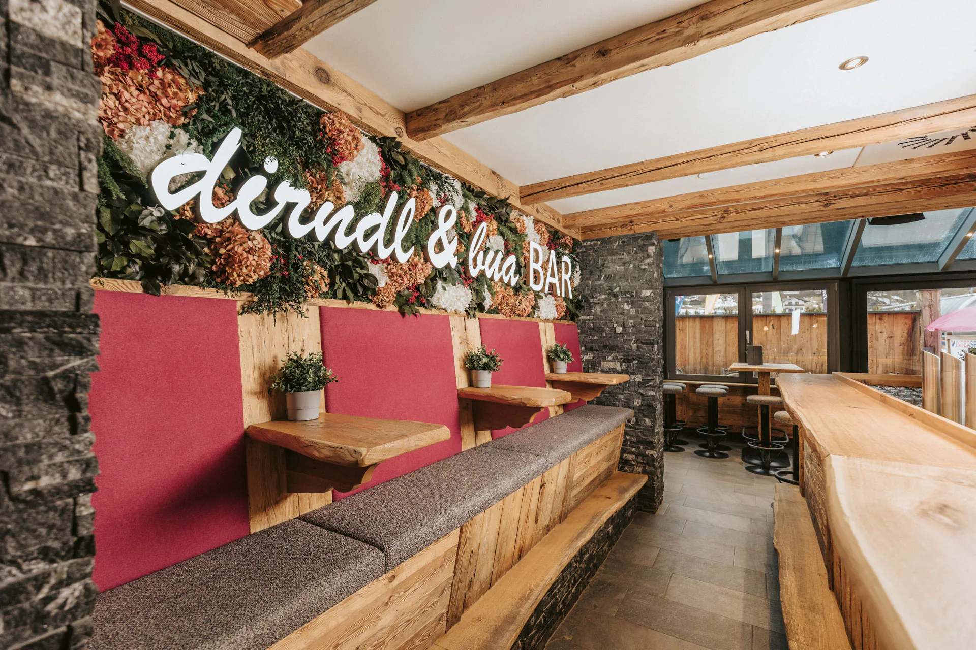 Mooswand hinter der Bar — Restaurant mit begrünter Rückwand