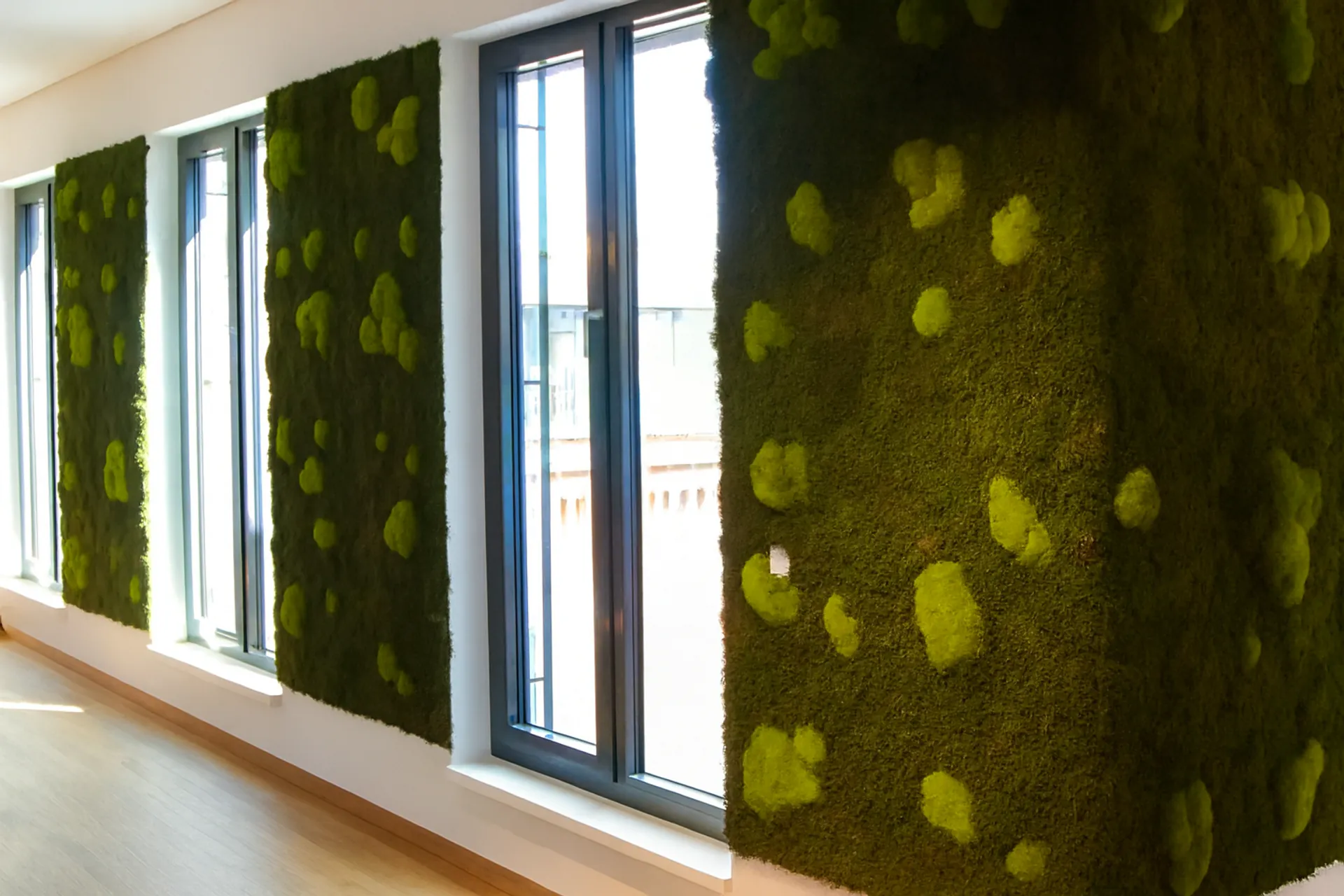 Mooswand Büro Moderne Fensterfront — Wandbegrünung von MOOSMOOS