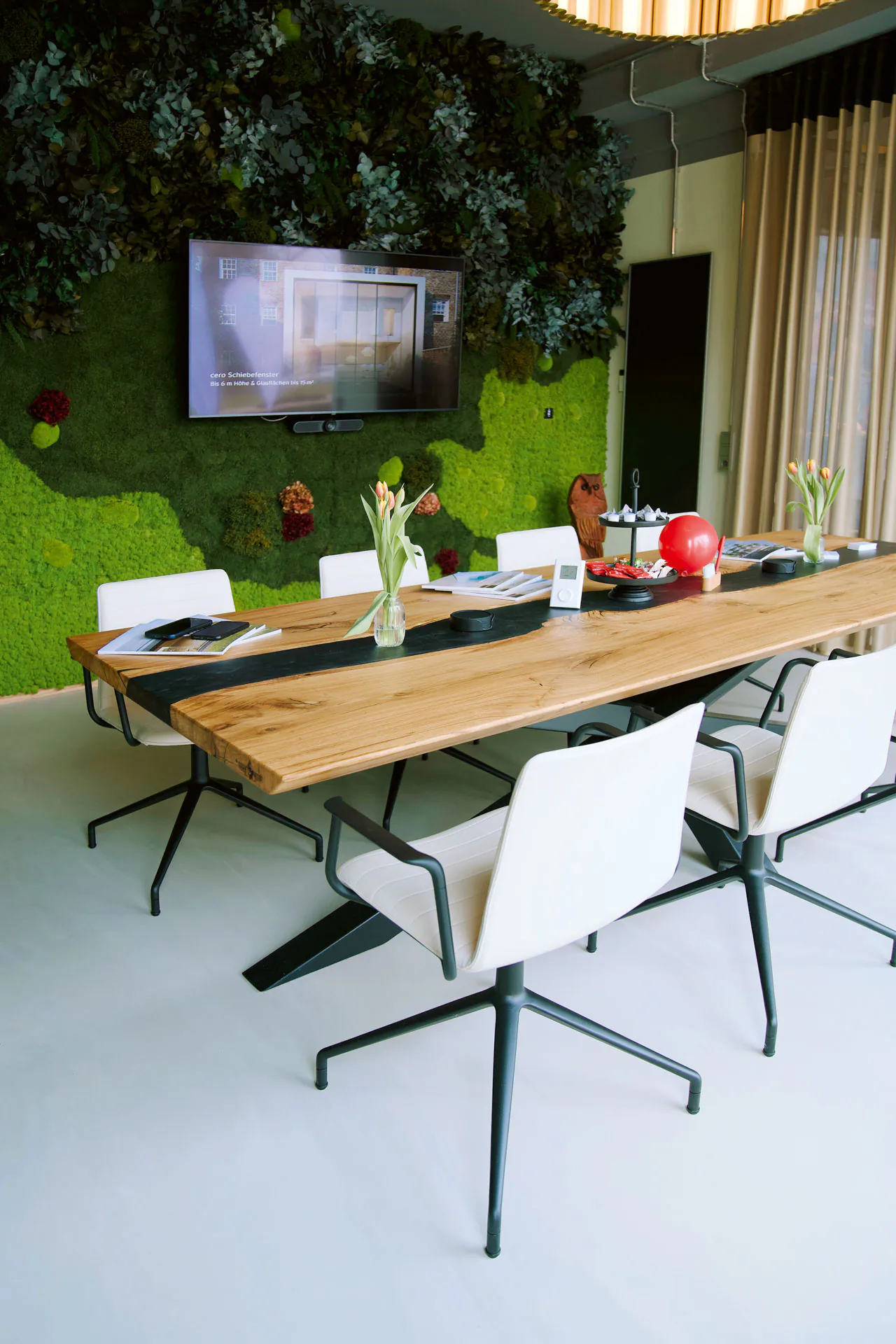Mooswand Konferenzraum Modernes Büro — Wandbegrünung von MOOSMOOS