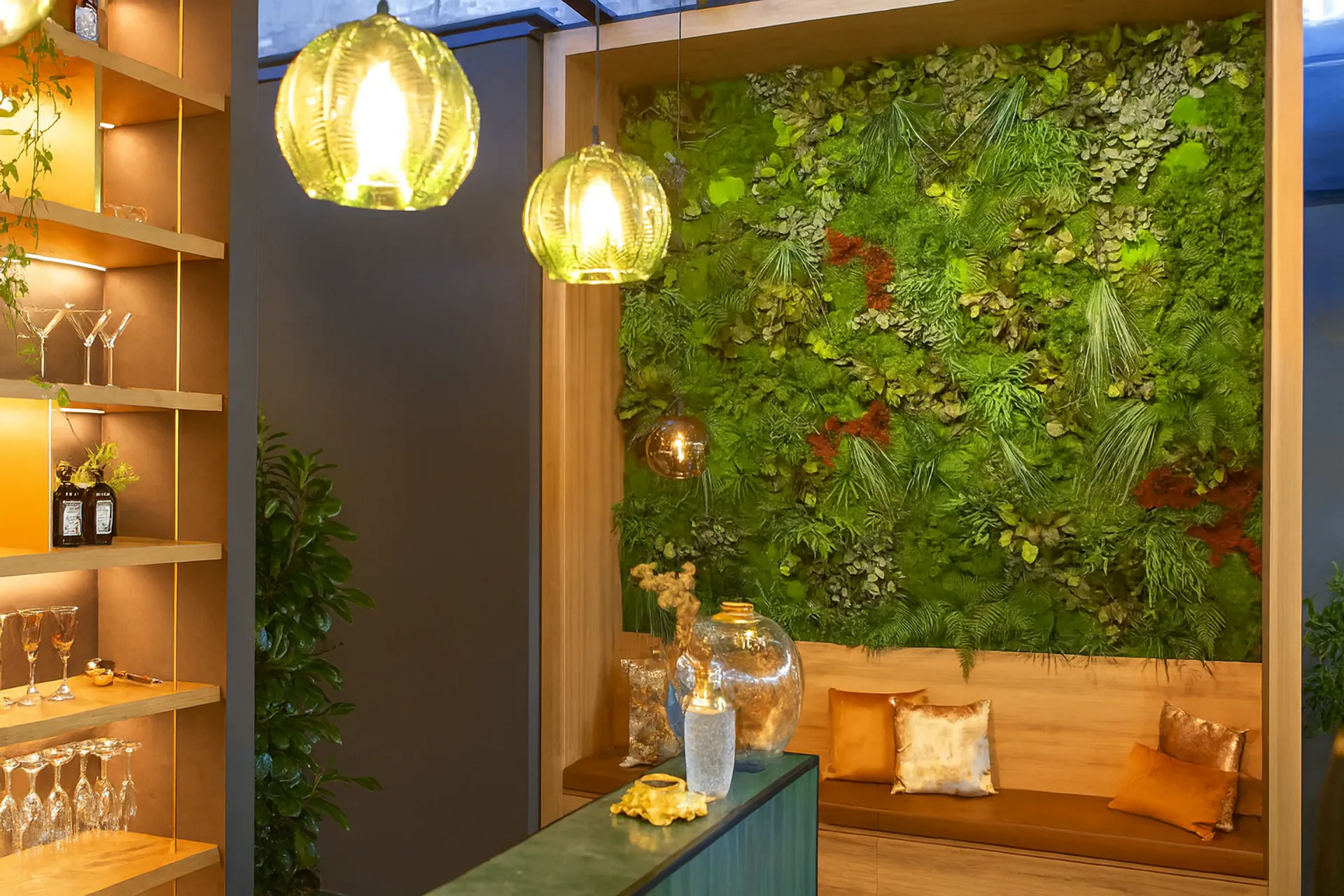 Mooswand Lounge Bar Moderne Gastronomie — Wandbegrünung von MOOSMOOS