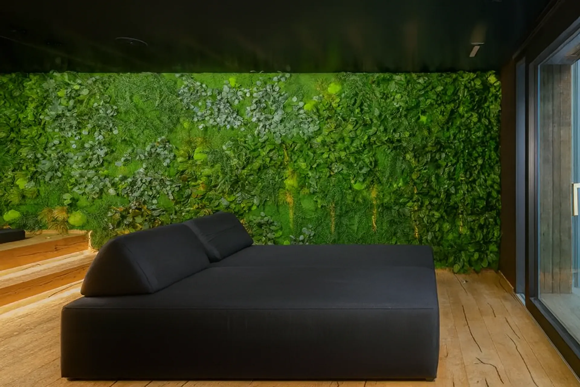 Mooswand Relaxzone Schwarzes Sofa — Wandbegrünung von MOOSMOOS
