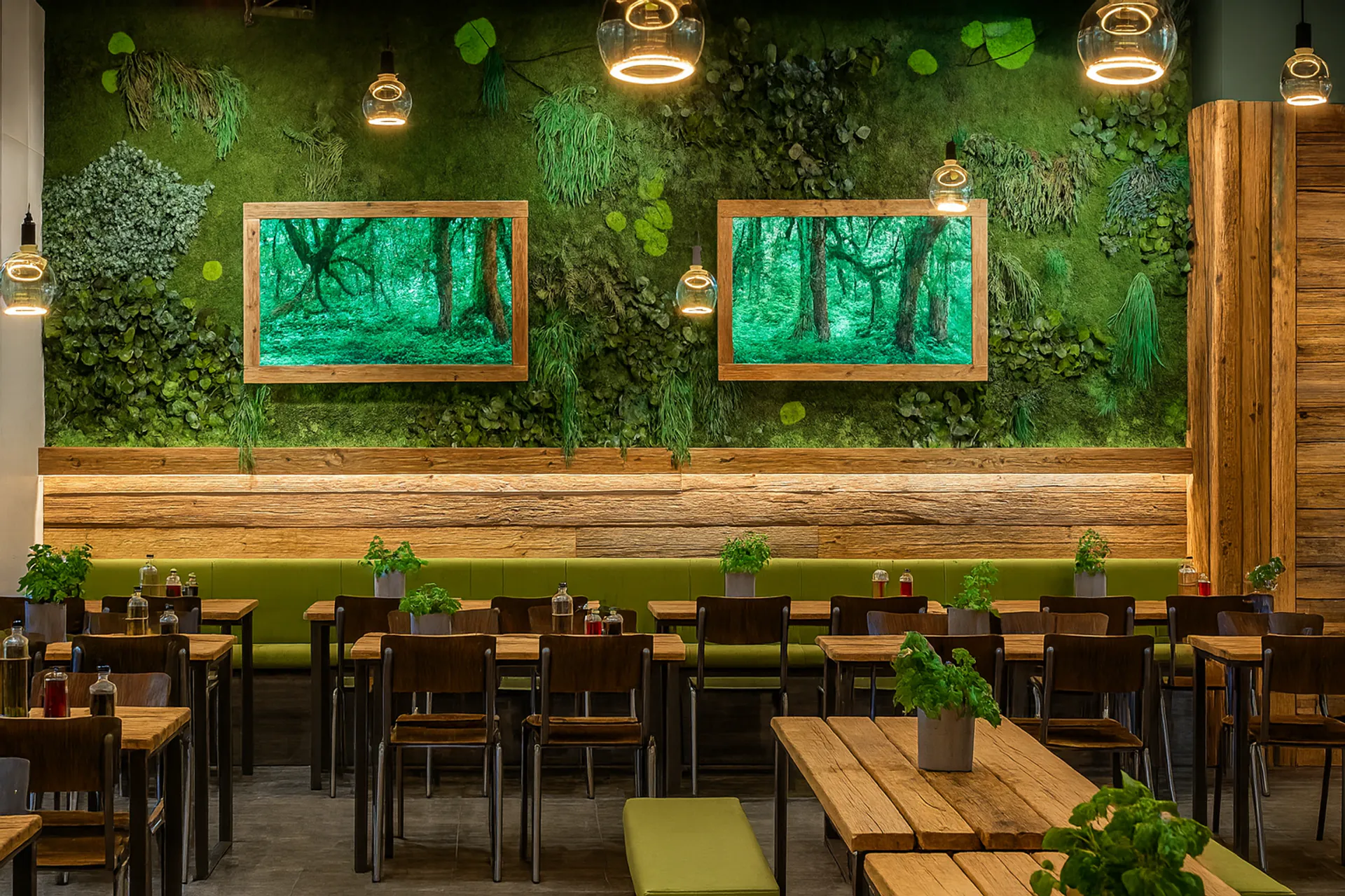 Mooswand Restaurant Grüne Oase — Wandbegrünung von MOOSMOOS