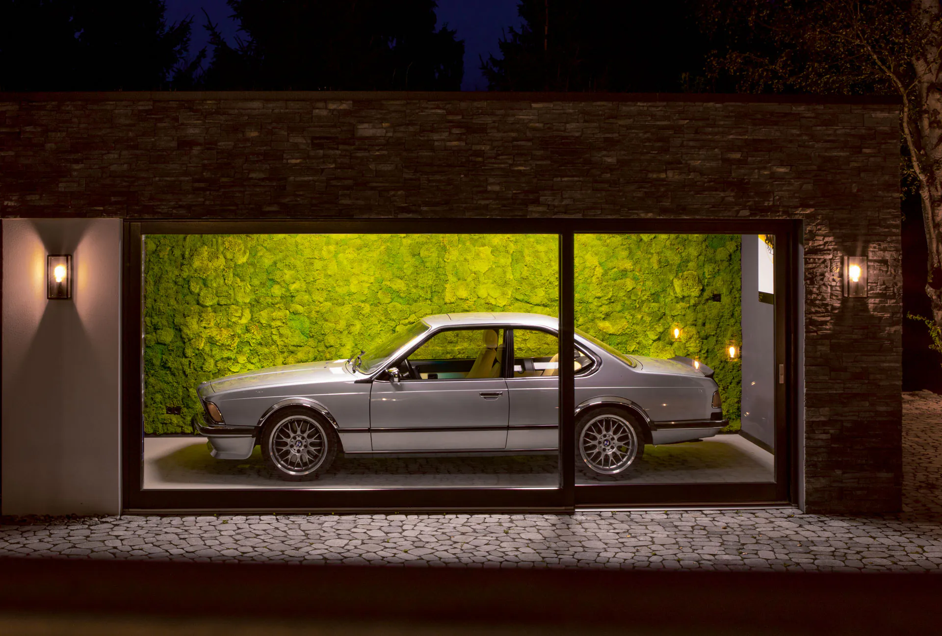 Markenwand im Showroom — Mooswand als Kontrast zur Automobilausstellung