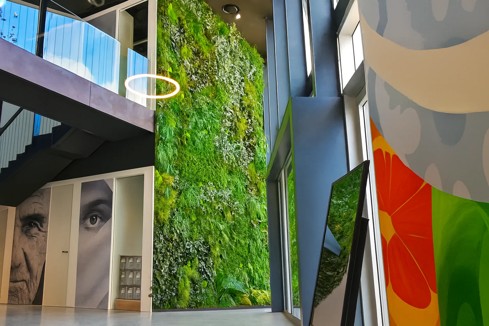 Mooswand Showroom Mehrschossig Kunstinstallation — Wandbegrünung von MOOSMOOS