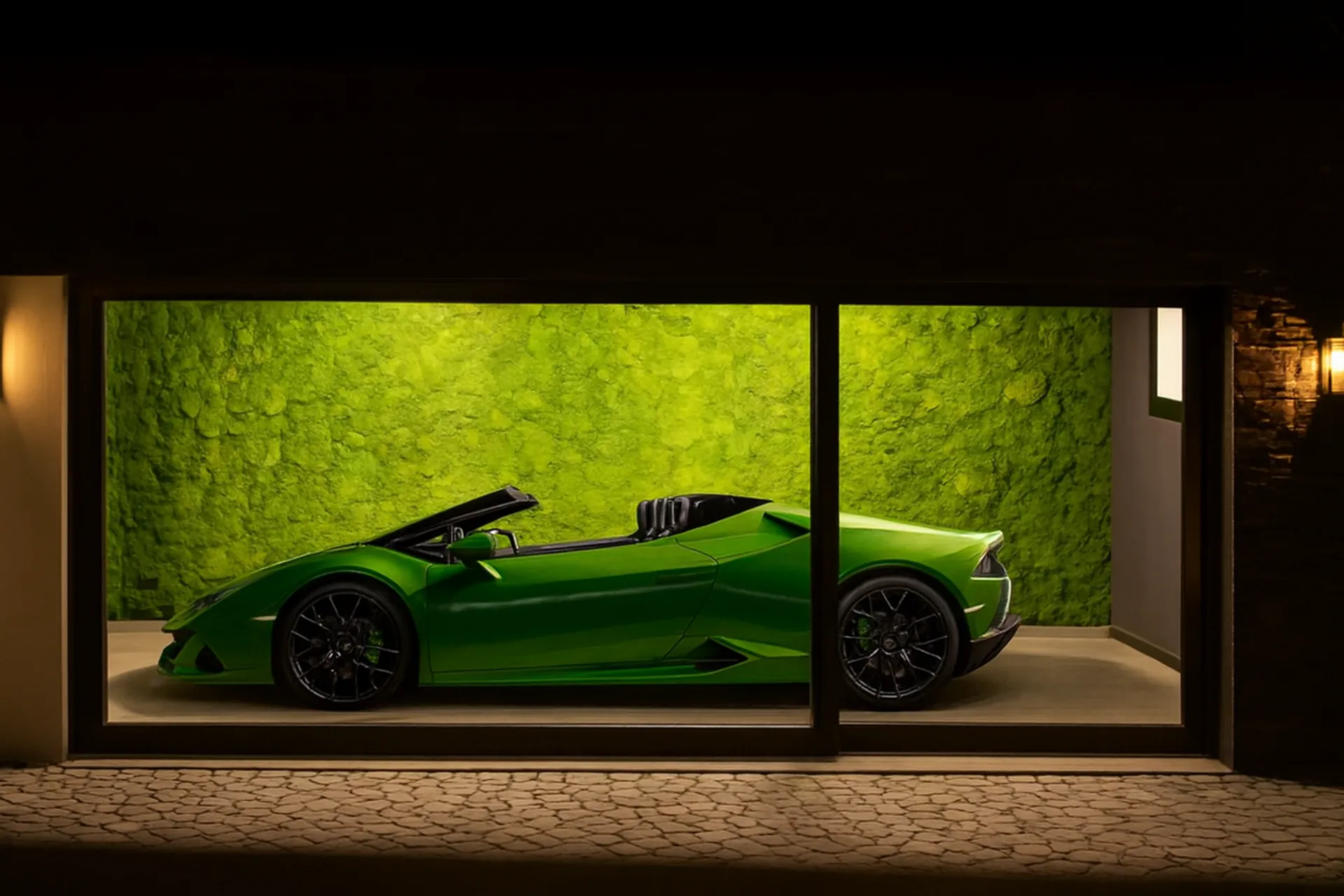 Mooswand Showroom Sportwagen — Wandbegrünung von MOOSMOOS