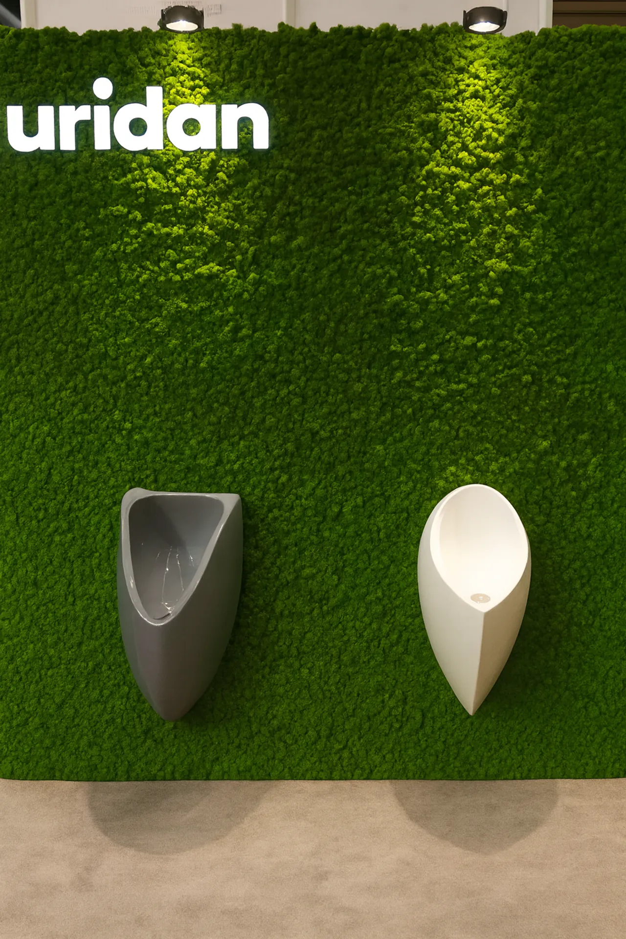 Mooswand Uridan Showroom Urinale — Wandbegrünung von MOOSMOOS