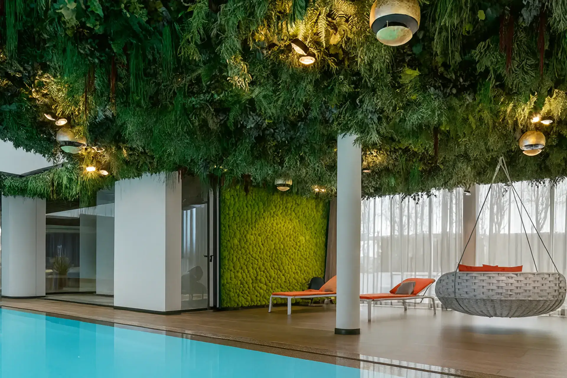 Botanical Sky Wellness Poolbereich Moderne Deckeninstallation — Deckenbegrünung von MOOSMOOS