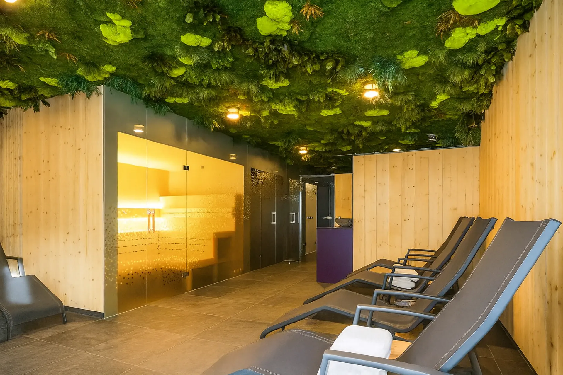 Botanical Sky Wellness Spa Entspannungsbereich — Deckenbegrünung von MOOSMOOS