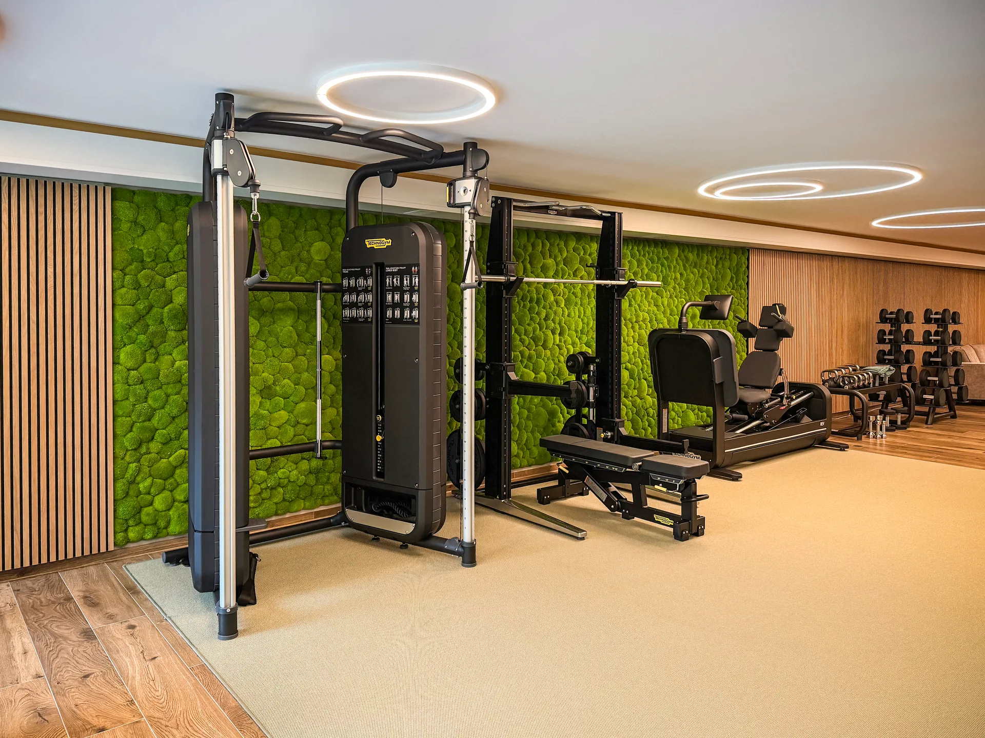 Fitnessstudio gestalten mit Moos — Mooswand auf der Trainingsfläche eines modernen Studios
