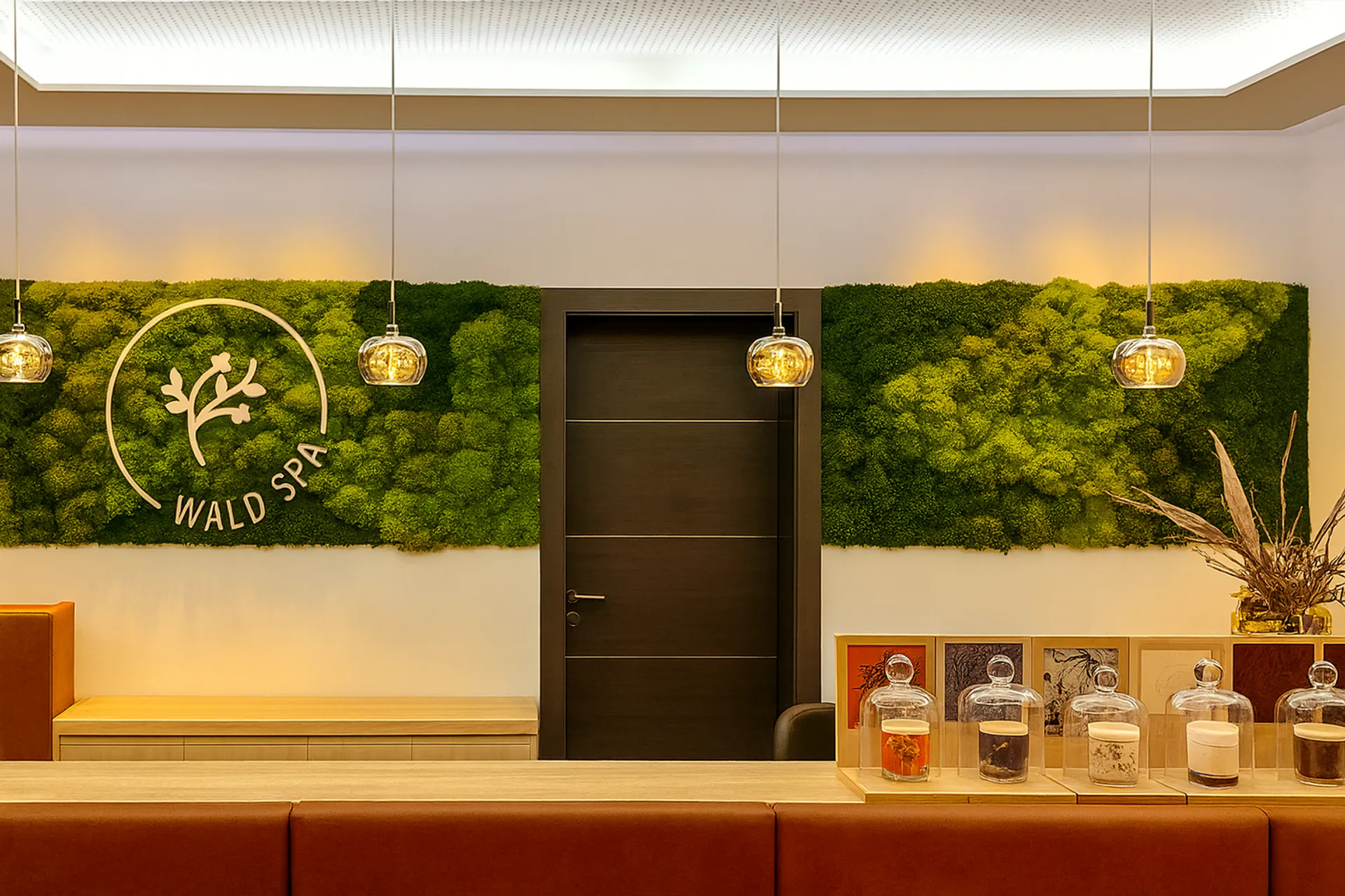 Logo aus Moos Wellness Spa Showroom Empfang — Logo aus Moos von MOOSMOOS