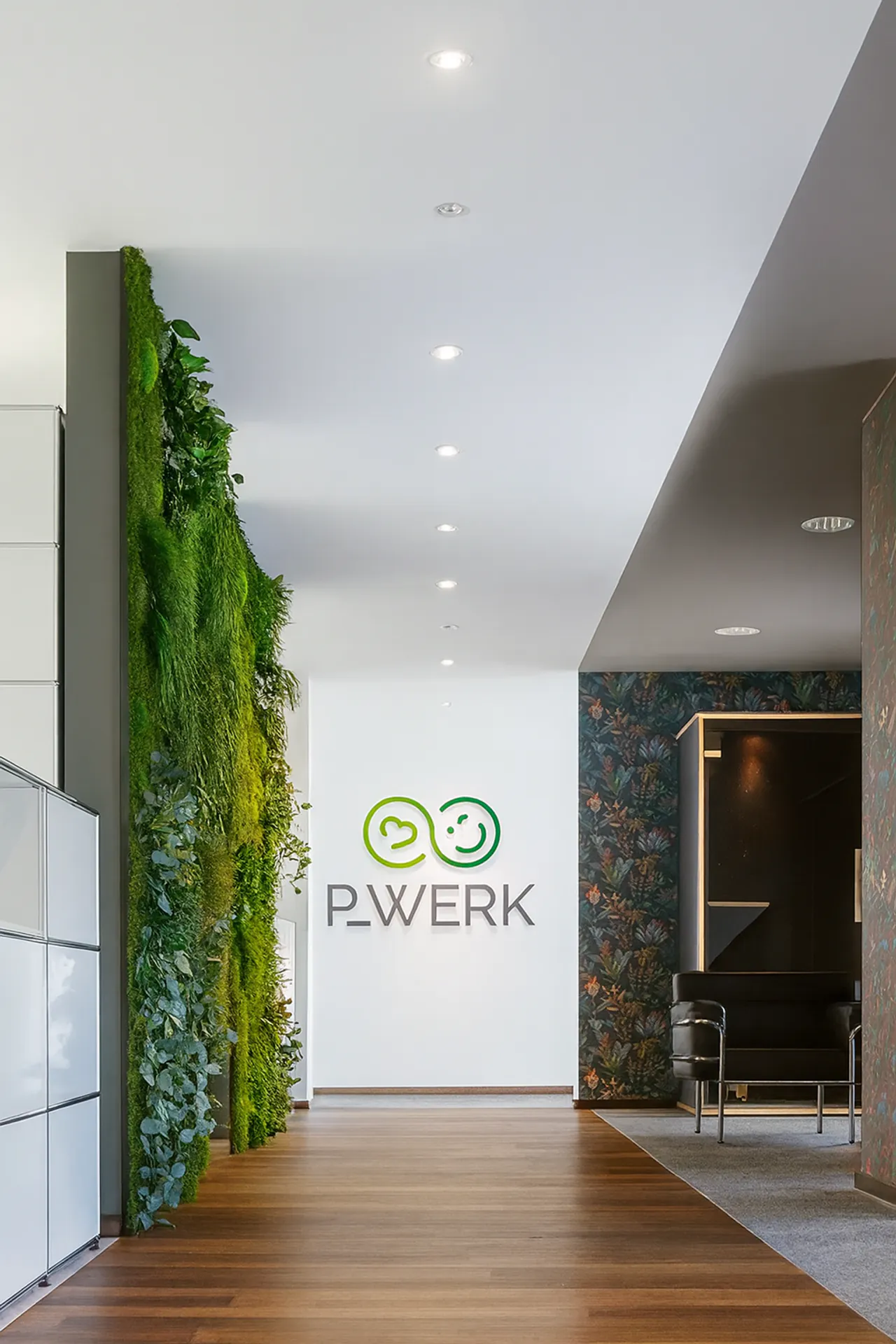 Logo aus Moos Büro Empfang Pwerk — Logo aus Moos von MOOSMOOS