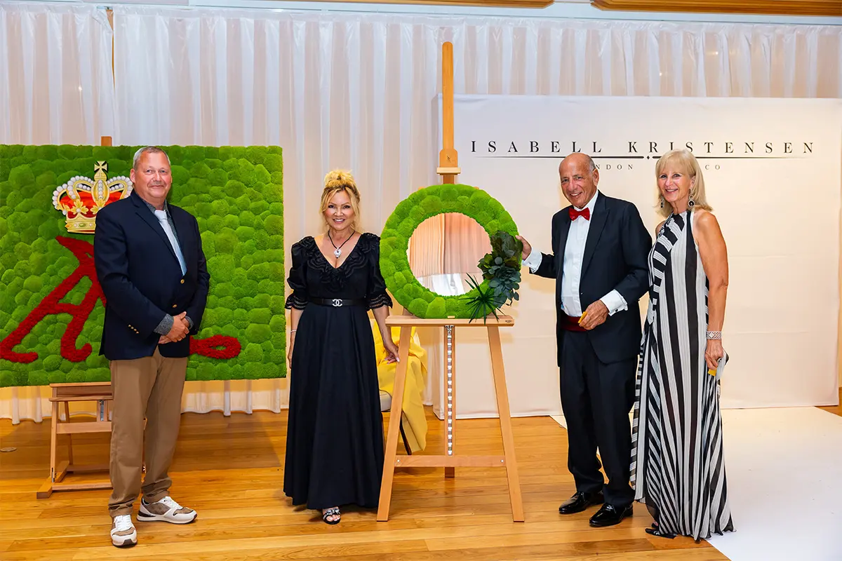 Übergabe des MOOSMOOS Charity-Spiegels mit Dschungelmoos an den Gewinner der Tombola in Monaco