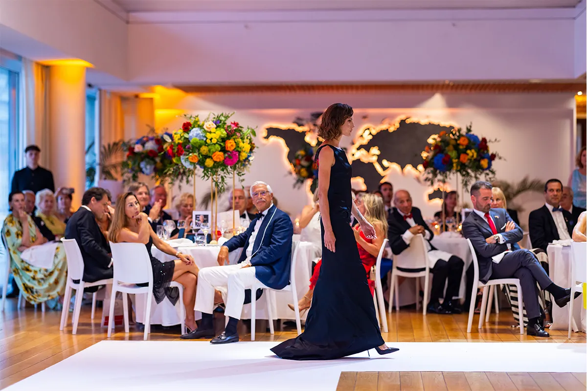 Gala-Atmosphäre in Monaco — Abendgarderobe, florale Kunst, MOOSMOOS Premium-Event