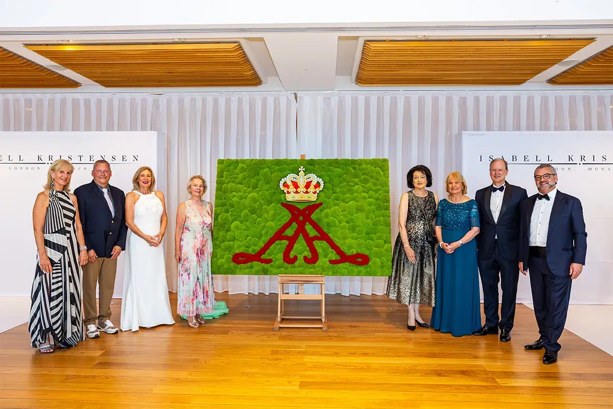 Übergabe des Fürstenwappens aus Moos auf der Sommergala in Monaco 2025