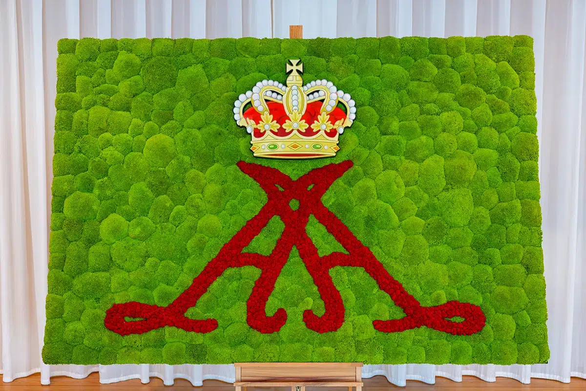 Königliche Mooskunst — handgefertigtes Wappen von Fürst Albert II. von Monaco aus Ballenmoos und rotem Islandmoos