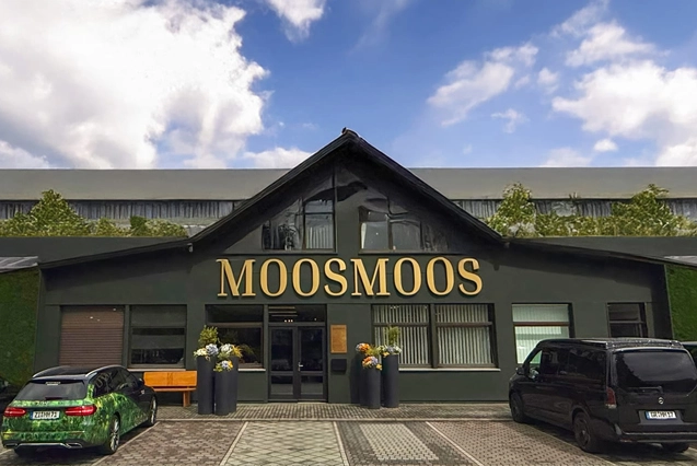 Der Head-Showroom an der MOOSMOOS Manufaktur in Oppach mit Dschungeldecke und Mooswänden