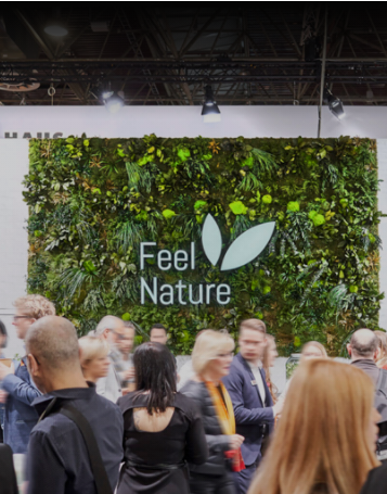 Mooswand aus Pflanzenmoos mit Schriftzug Feel Nature Messestand