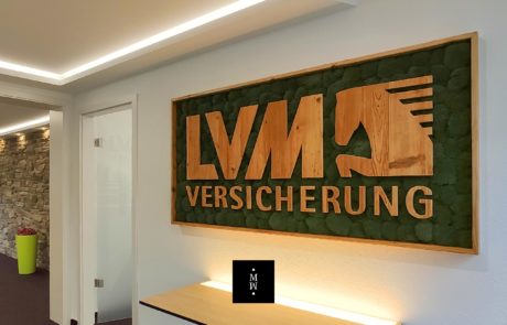 Ballenmoosbild LVM Versicherung Moosbild Ballenmoos mit Logo aus Holz LVM Versicherungen