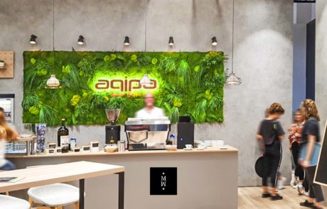 Dschungelmooswand Bar Dschungelmooswand hinter einer Bar mit Logo