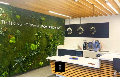 Dschungelmooswand ThinkForward dschungelmooswand mit Think Forward mit Logo