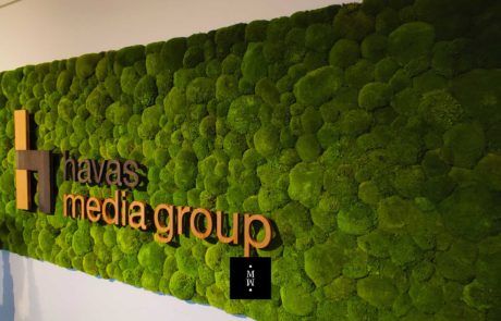 Havas Media Group Ballenmoosbild mit Holzbuchstaben Moosbild Ballenmoos mit Logo Havas Media Group