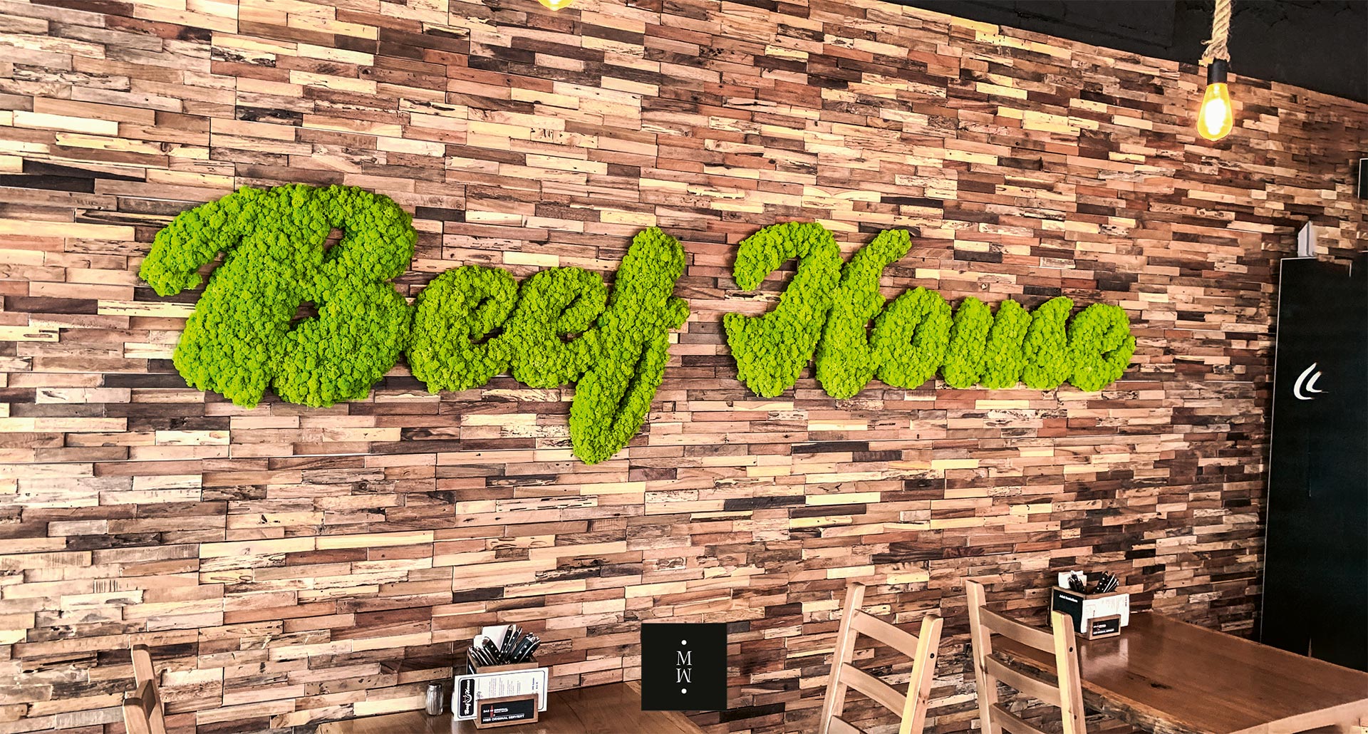 MoosMoos – Logo Restaurant Beef House aus apfelgrünem Islandmoos Logo des Restaurants Beef House aus apfelgrünem Islandmoos als Referenzbildan einer Ziegelwand
