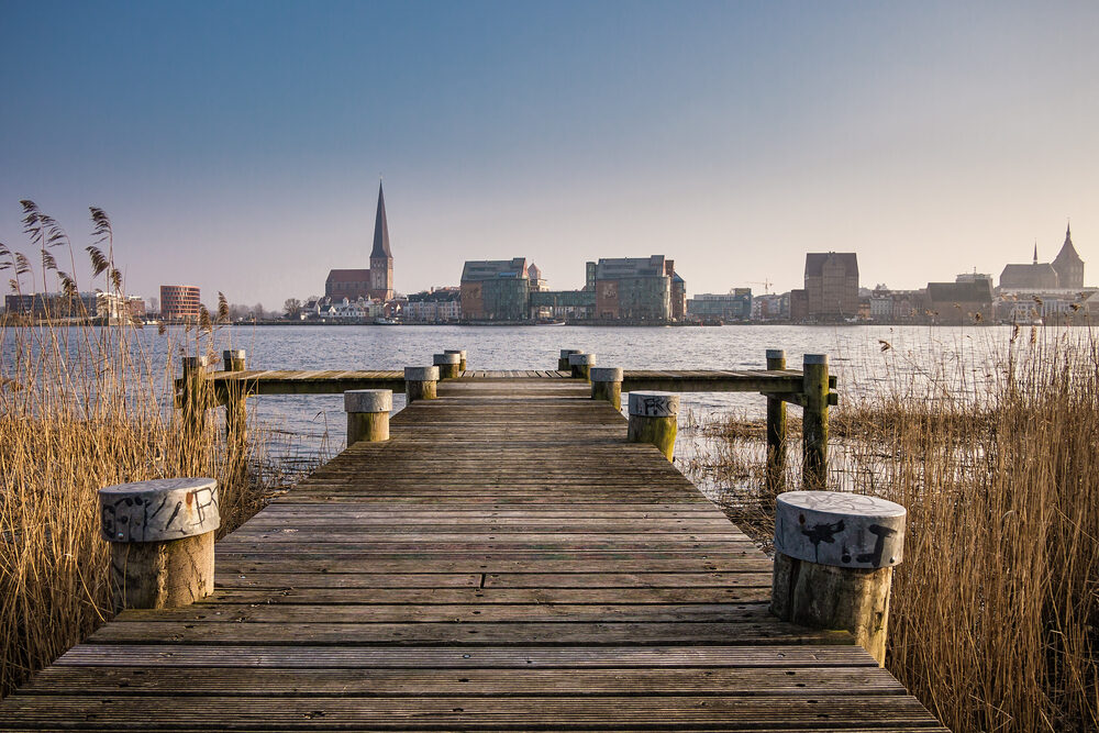 Ein Blick auf die Stadt Rostock von einem aus Steg