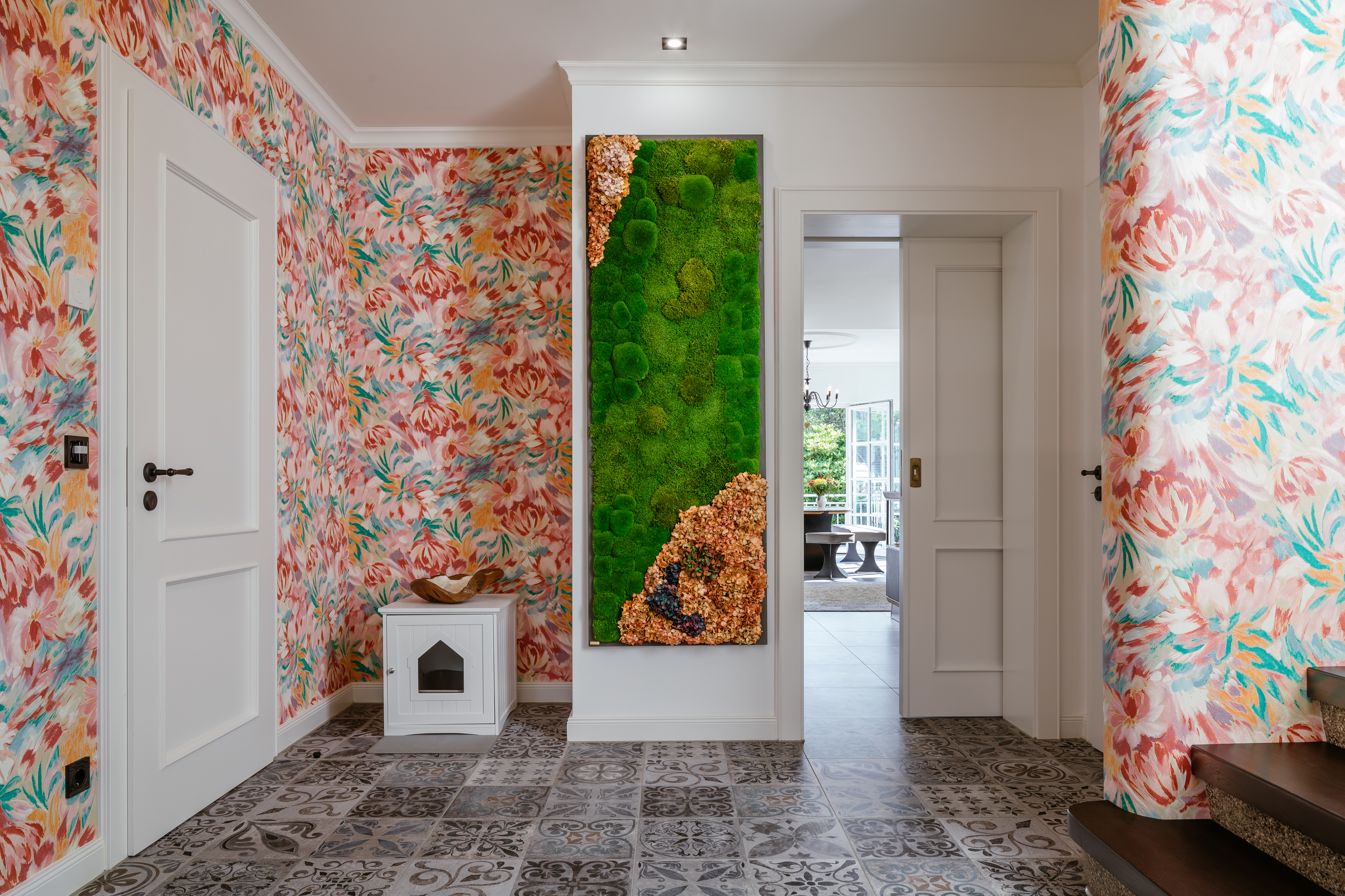 Moosbild aus präparierten Ballenmoos, Waldmoos und Hortensien in einem modernen Hausflur