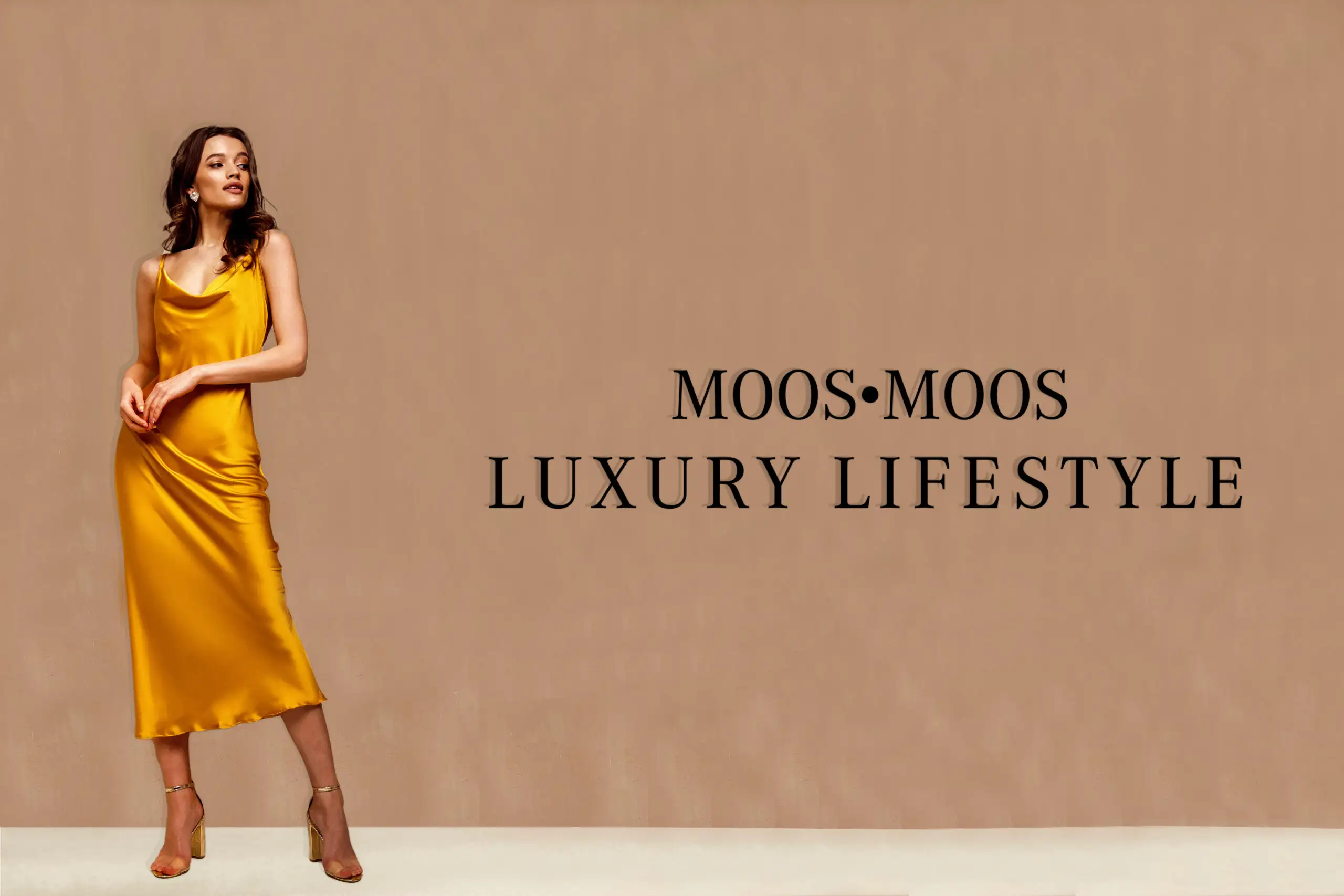 Luxury Lifestyle Titelbild. Frau im goldenen Kleid vor brauner Wand