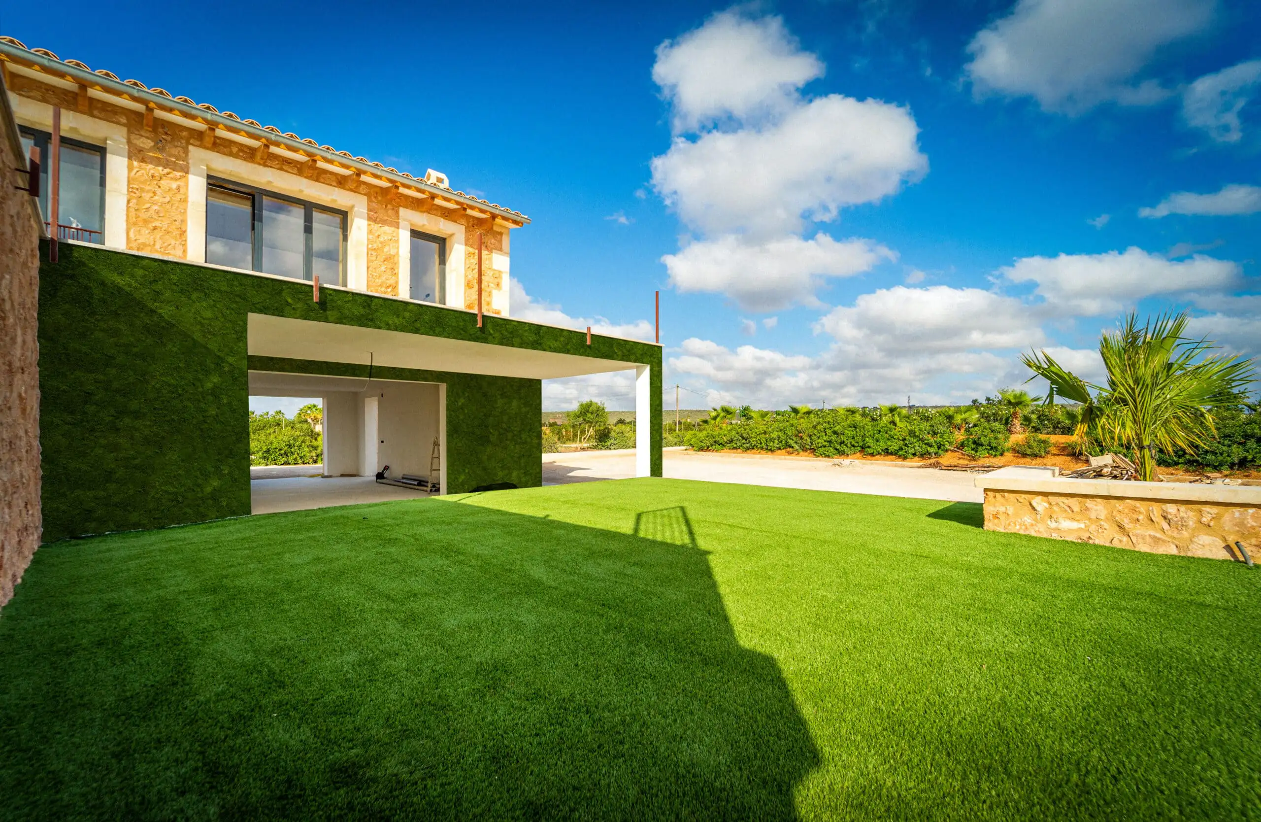 Privathaus mit grüner Moosfassade