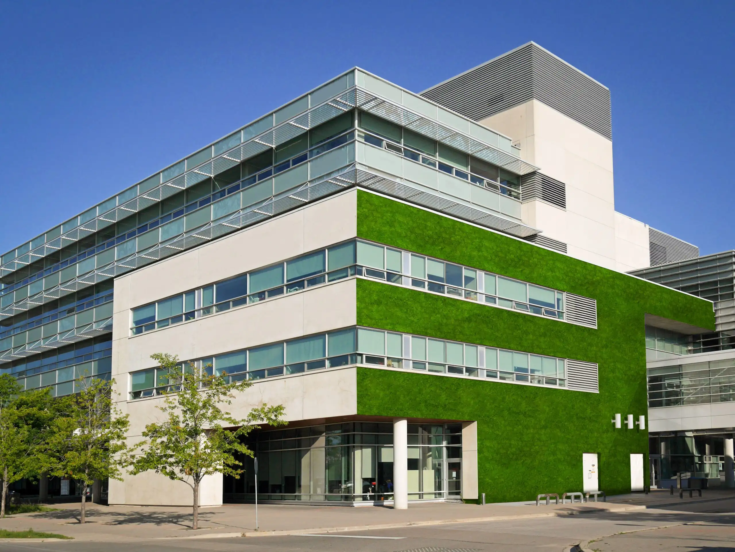 Bürogebäude mit grüner Moosfassade