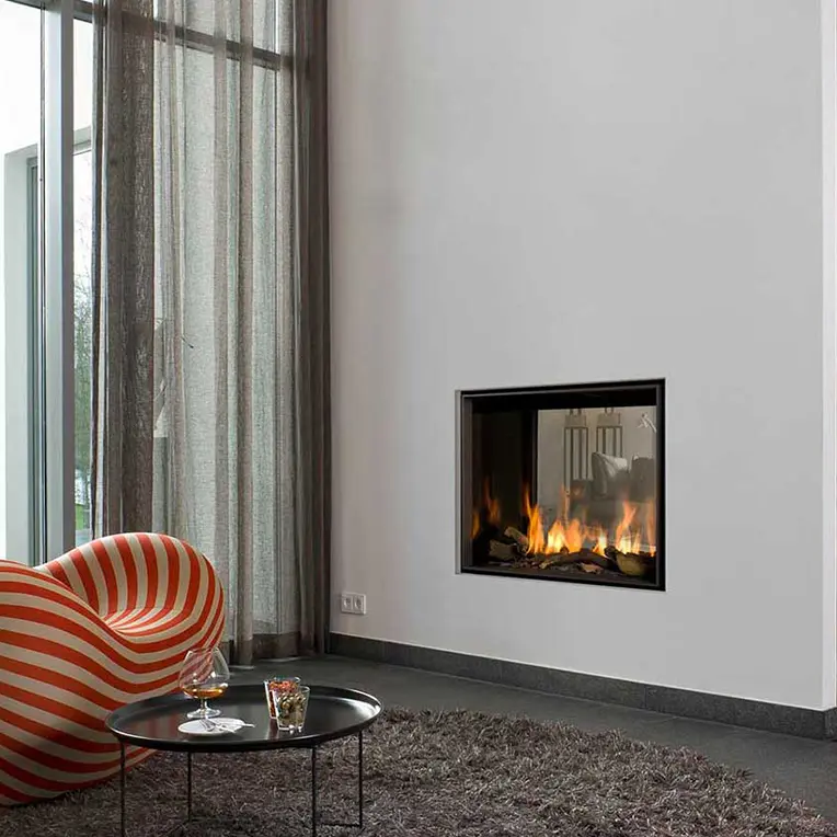 DUIS wandintegrierter Gaskamin mit durchgehender Glasfront in modernem Wohnzimmer, Premium Installation Mallorca MOOSMOOS Verbund